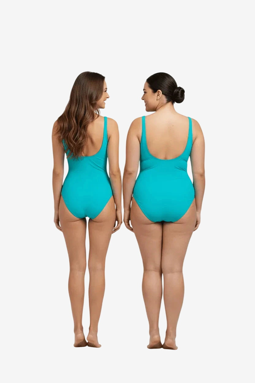 Due modelle indossano un costume intero olimpionico Roidal di colore verde acqua visto da dietro.