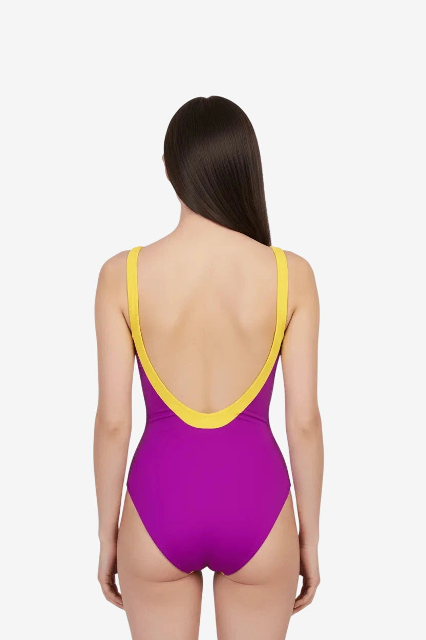 Costume intero olimpionico viola con spalline e scollo a contrasto giallo.