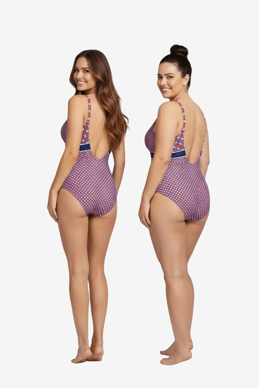 Due modelle indossano un costume intero viola con stampa geometrica e spalline decorate.