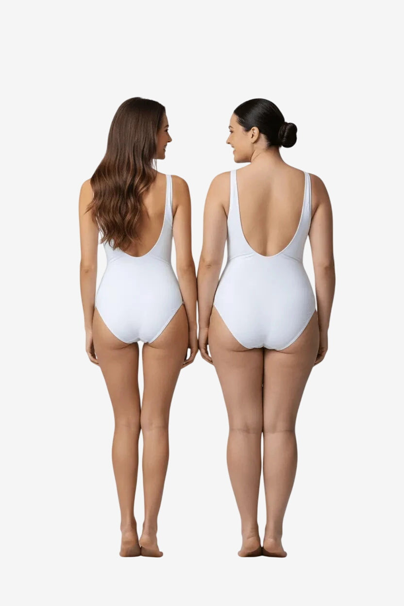 Due modelle indossano un costume intero bianco con scollo profondo e dettaglio metallico.