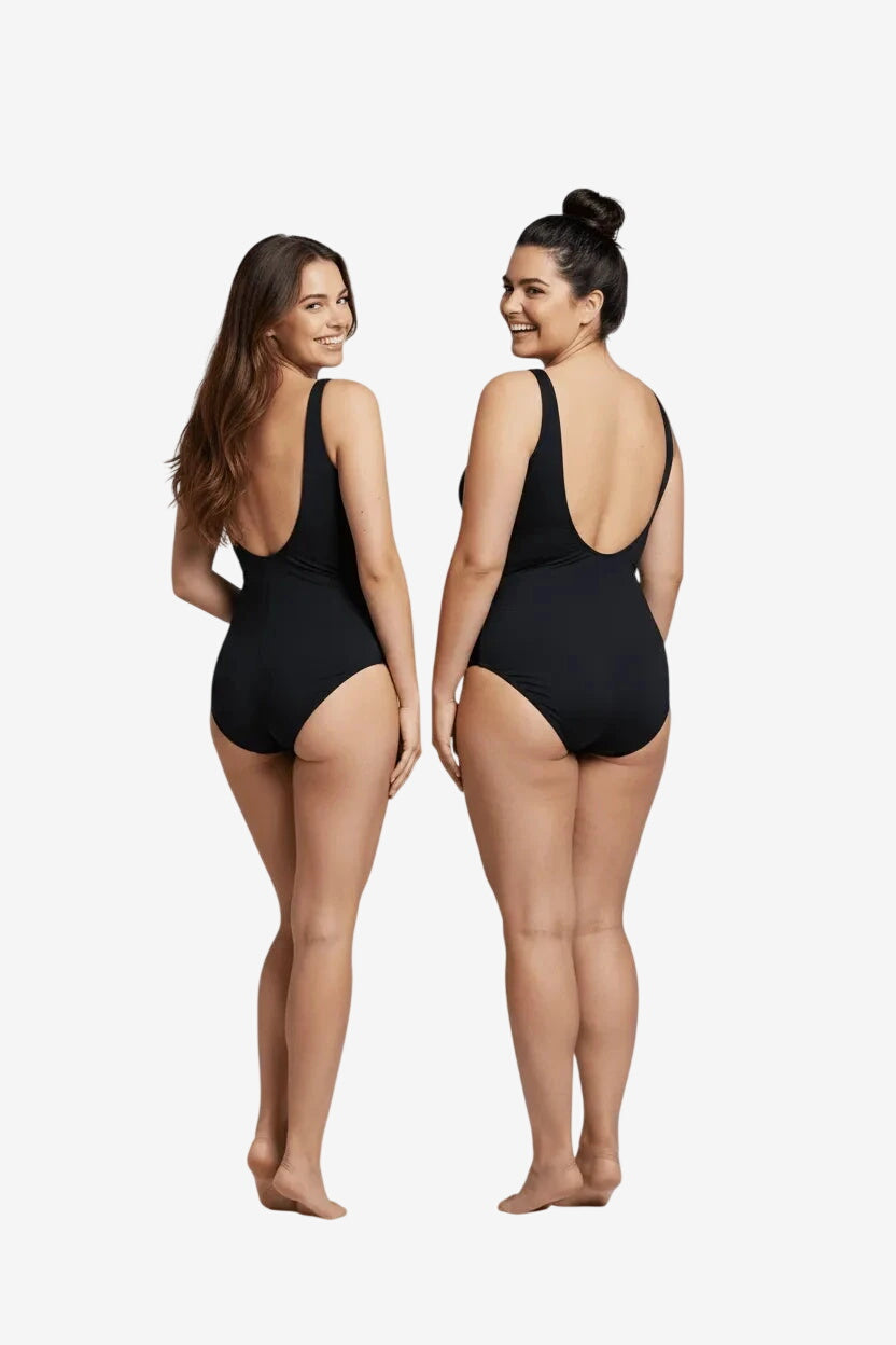 Due donne indossano un costume intero nero Roidal con scollo profondo sulla schiena.