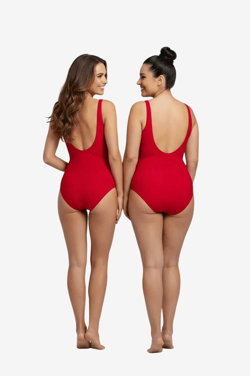 Due donne indossano un costume intero rosso con scollo profondo e dettaglio metallico centrale.