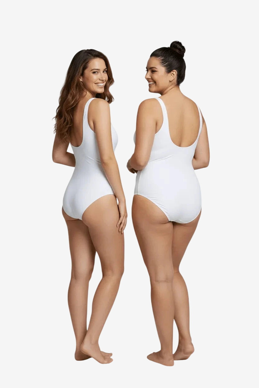 Due modelle indossano un costume intero bianco Roidal dal design elegante e minimalista.