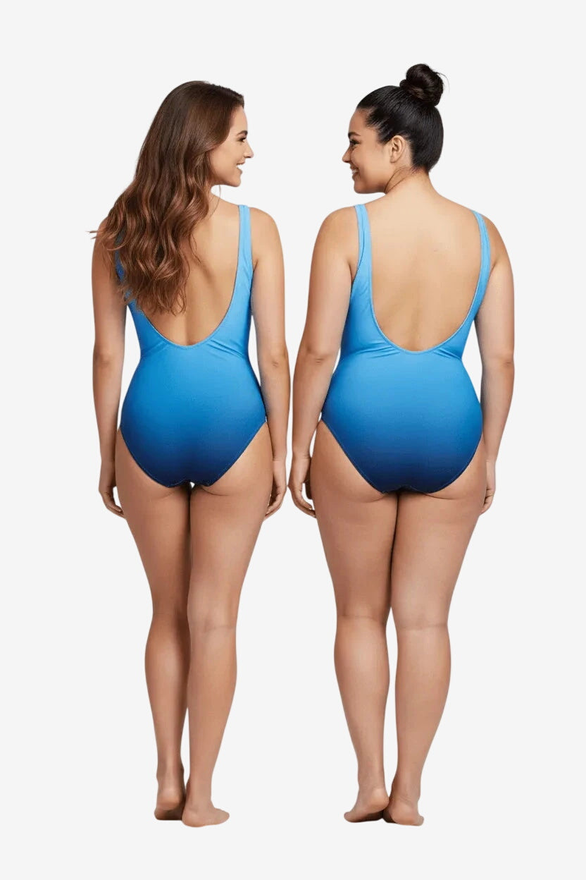 Due donne di spalle indossano un costume intero Roidal in lycra con sfumatura blu e scollo a V.