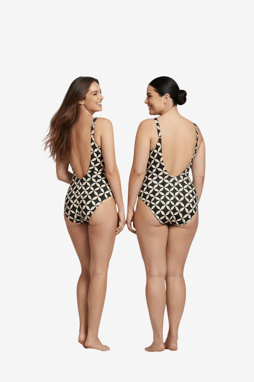 Due modelle indossano un costume intero Roidal con fantasia geometrica color sabbia e beige.