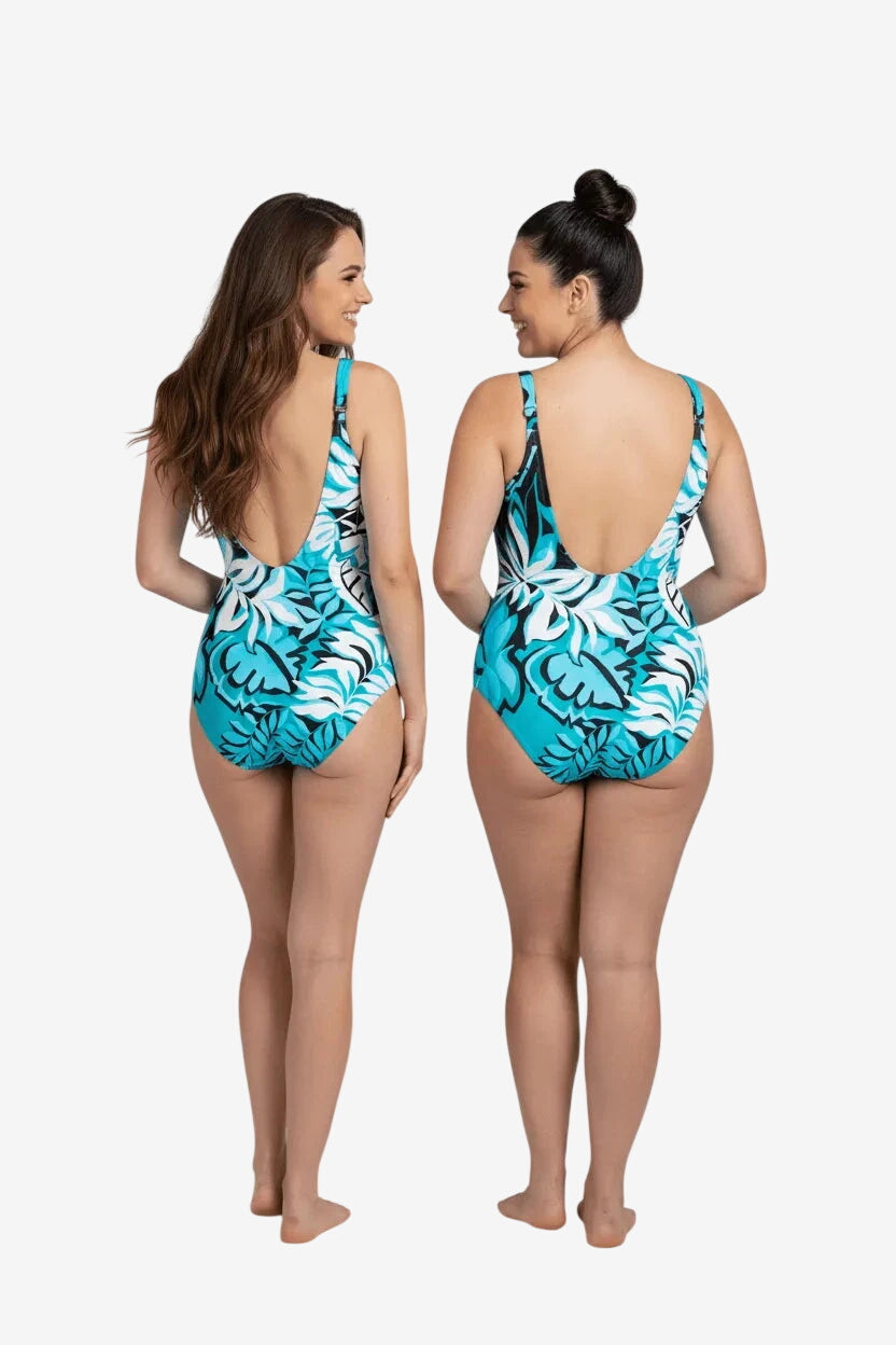 Due donne indossano un costume intero Roidal con stampa floreale turchese, nera e bianca.