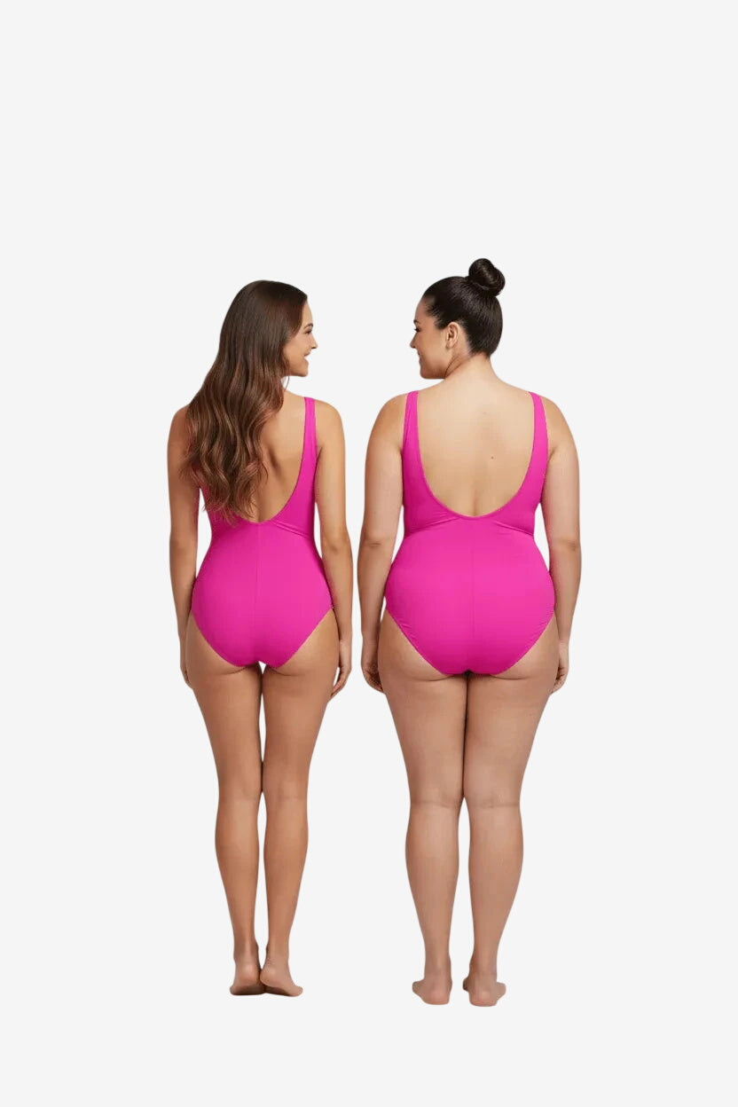 Due donne di spalle indossano un costume intero Roidal color ciclamino con scollo profondo.