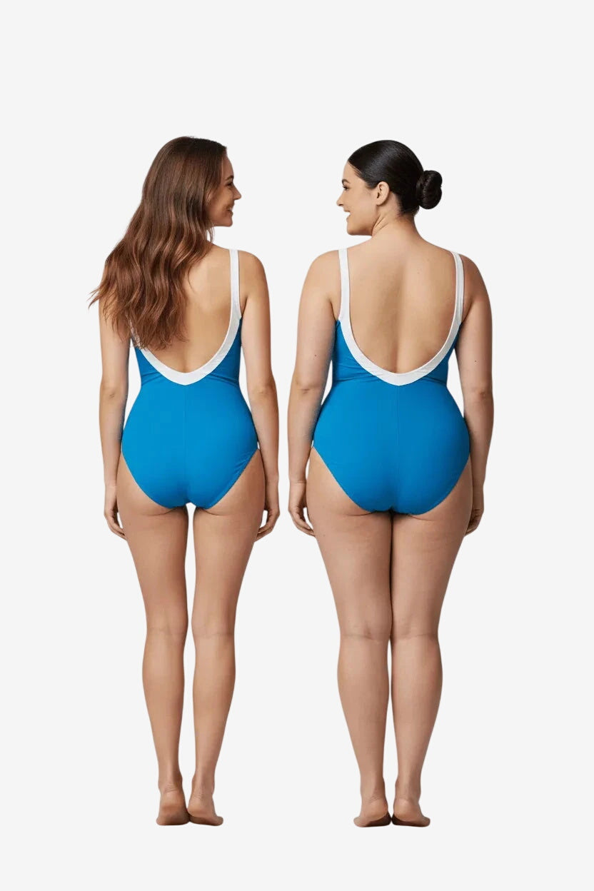 Due donne di spalle indossano un costume intero blu con spalline bianche.