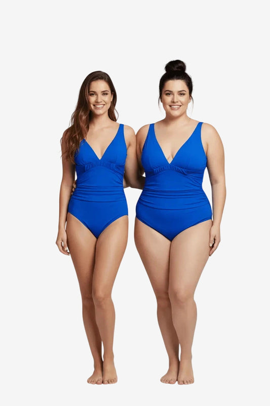 Due modelle indossano un costume intero Roidal blu cina con scollo a triangolo e drappeggio.