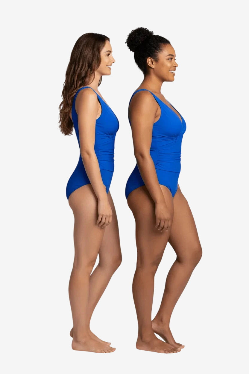 Due modelle indossano un costume intero Roidal blu cina con scollo a triangolo.