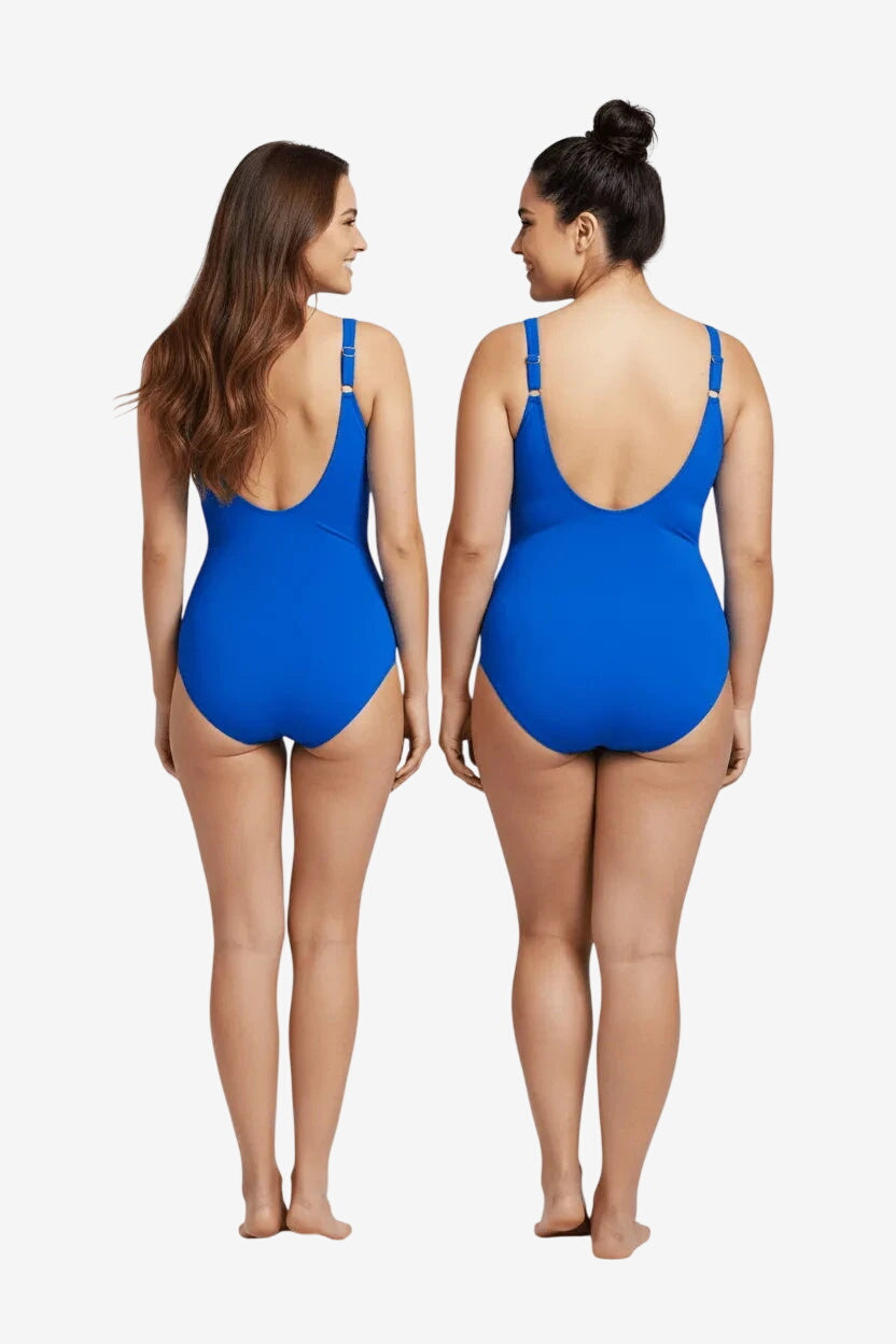Due modelle indossano un costume intero Roidal blu cina con scollo a triangolo visto da dietro.