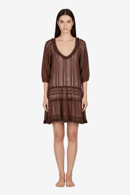 Kaftano corto marrone con maniche a tre quarti, scollo profondo e dettagli a balze con frange.