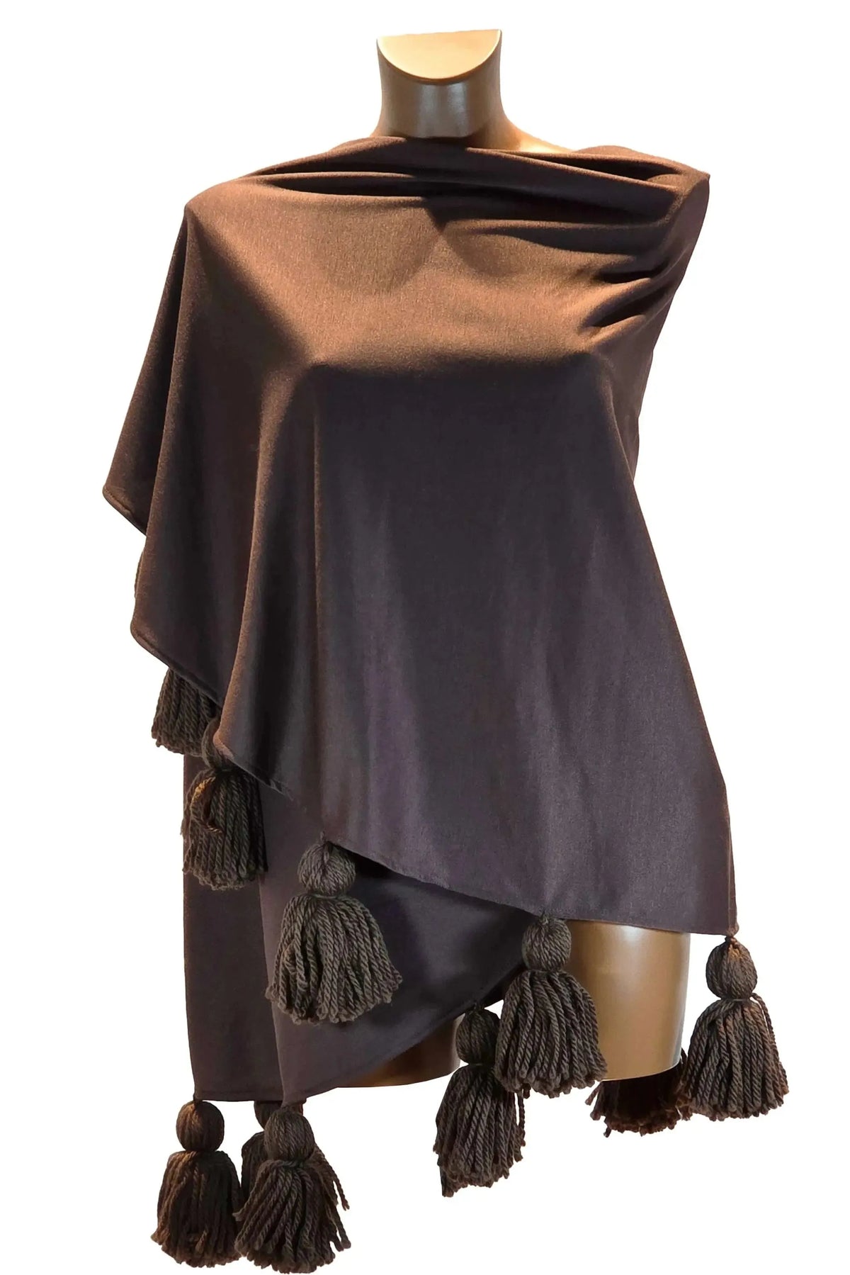 Mantella marrone in viscosa con nappe in lana merinos su manichino.