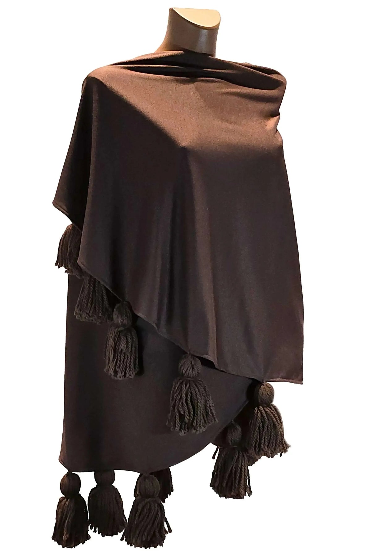 Mantella marrone in viscosa con nappe in lana merinos su manichino.