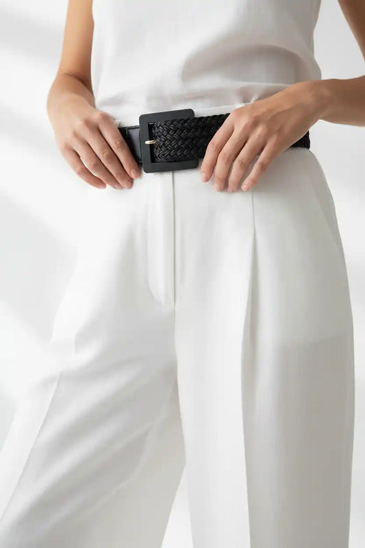 Modella con cintura intrecciata nera