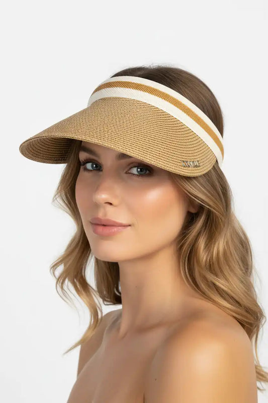 Modella con visiera di paglia
