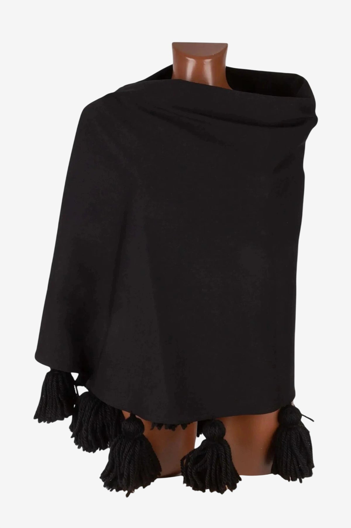 Mantella nera in viscosa punto Milano con nappe in lana merino su manichino.