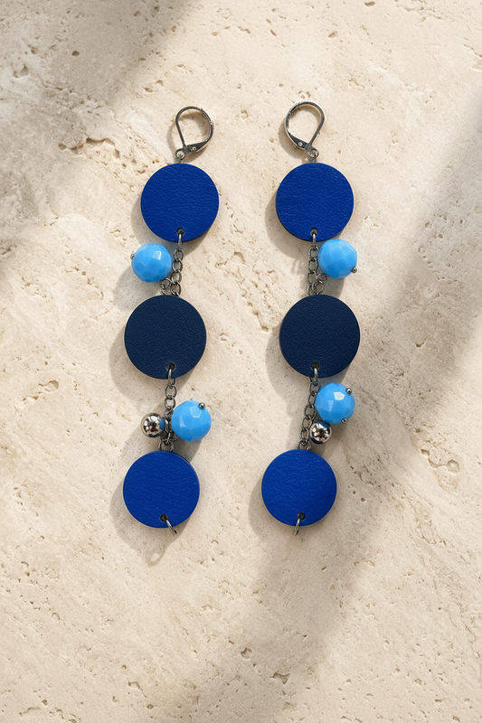 Orecchini artigianali blu in pelle e cristalli.