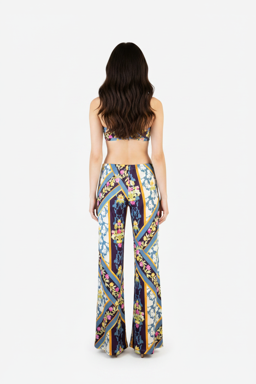 Pantalone zampa floreale barocco denim Olivia Gold - modella retro