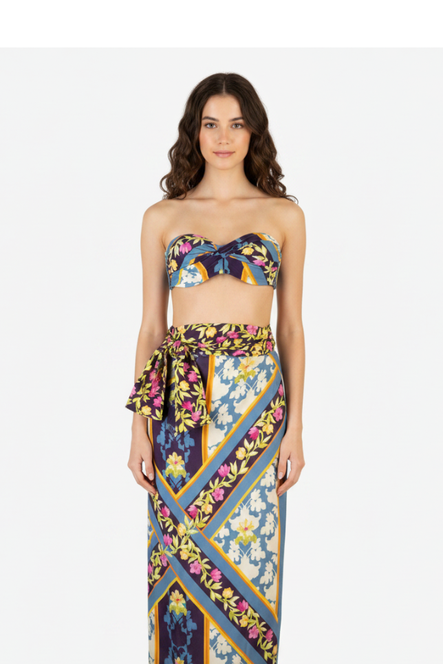 Pareo lungo floreale barocco denim Olivia Gold - modella frontale