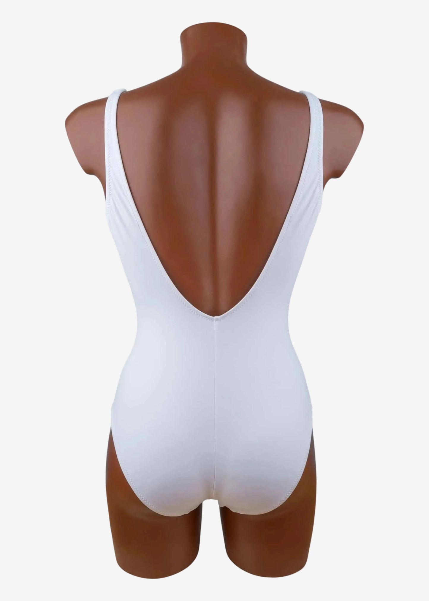 Costume intero bianco Roidal con scollo profondo e dettaglio metallico sul davanti.