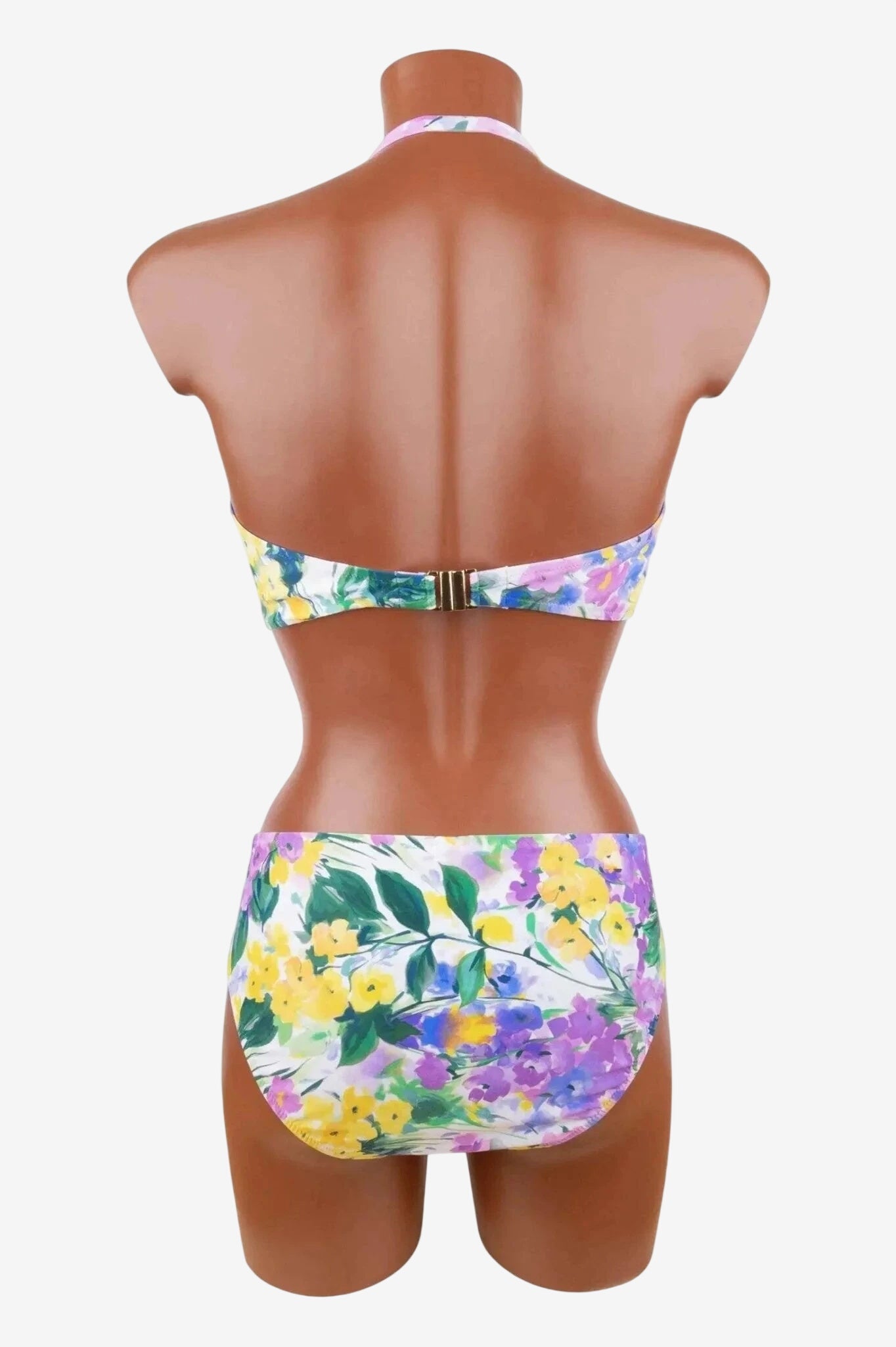 Bikini a fascia con fantasia floreale gialla e lilla, coppe rigide e slip avvolgente.