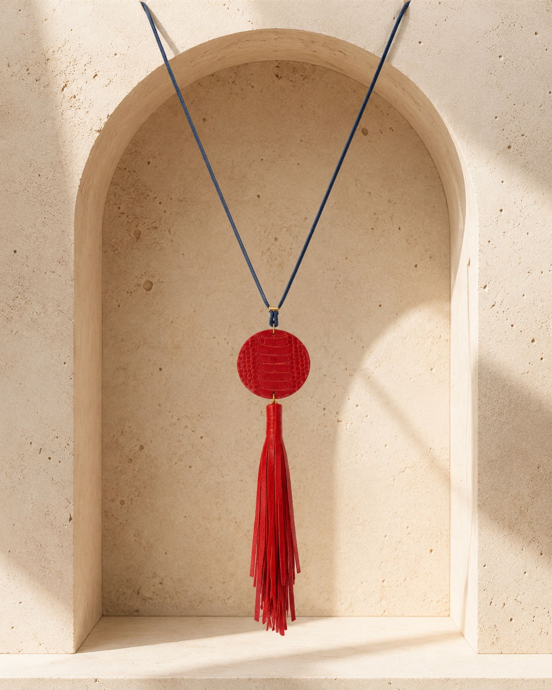 Collana artigianale con nappa in vera pelle rossa effetto pitone.