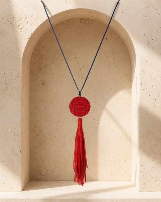 Collana artigianale con nappa in vera pelle rossa effetto pitone.