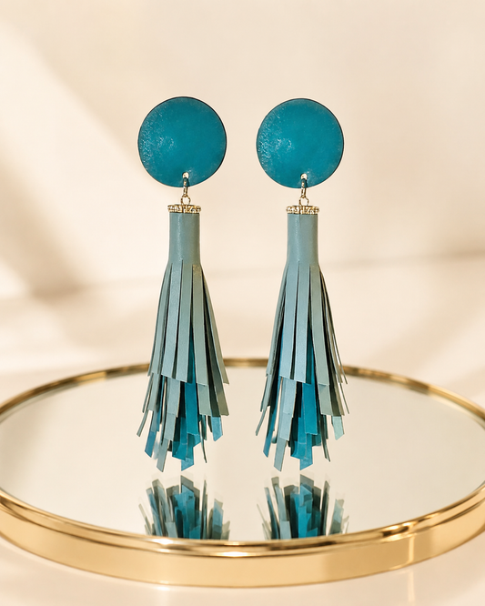 Orecchini pendenti in vera pelle color tiffany composti da un cerchio e una nappa a frange.
