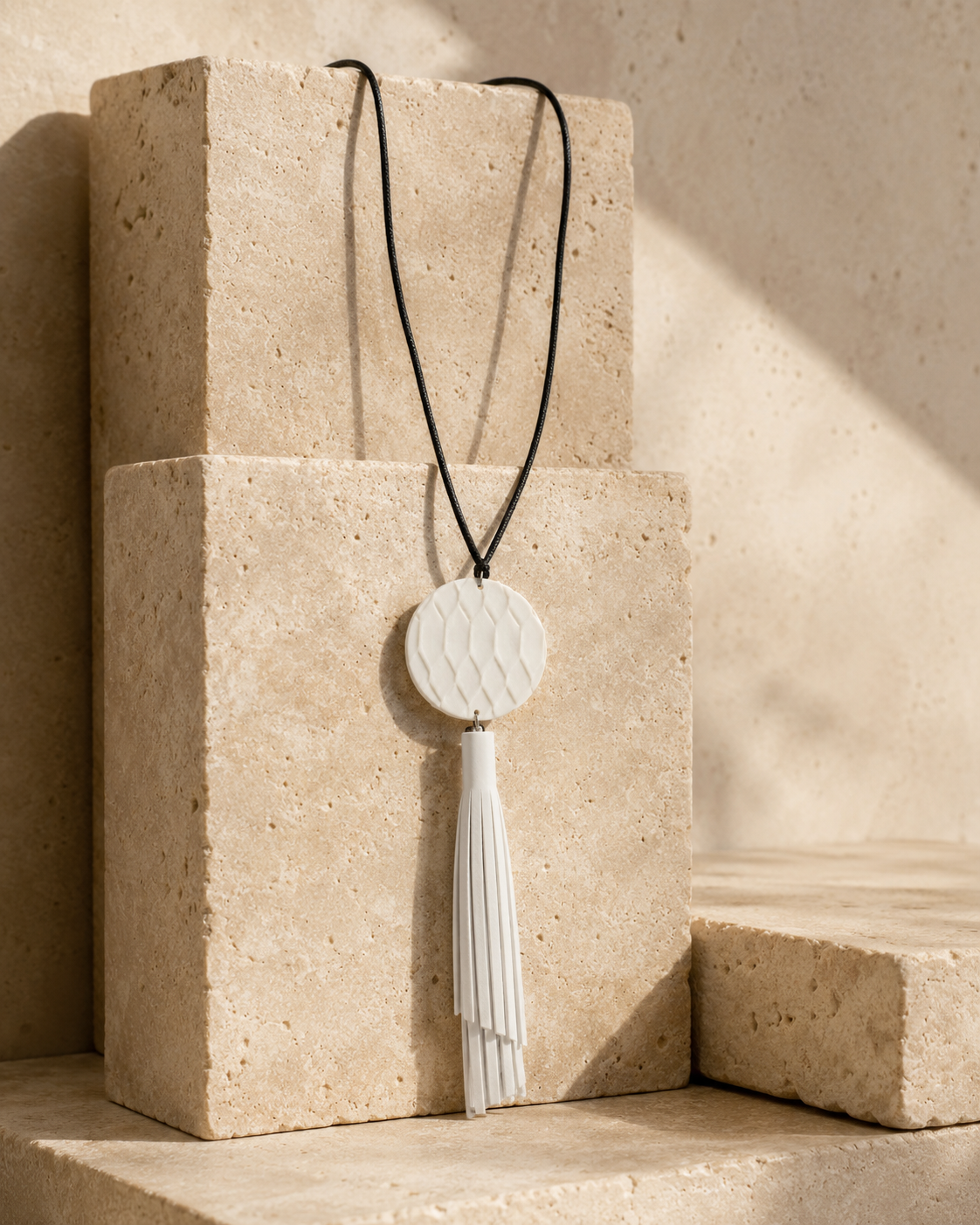 Collana artigianale con nappa in vera pelle bianca effetto pitone.