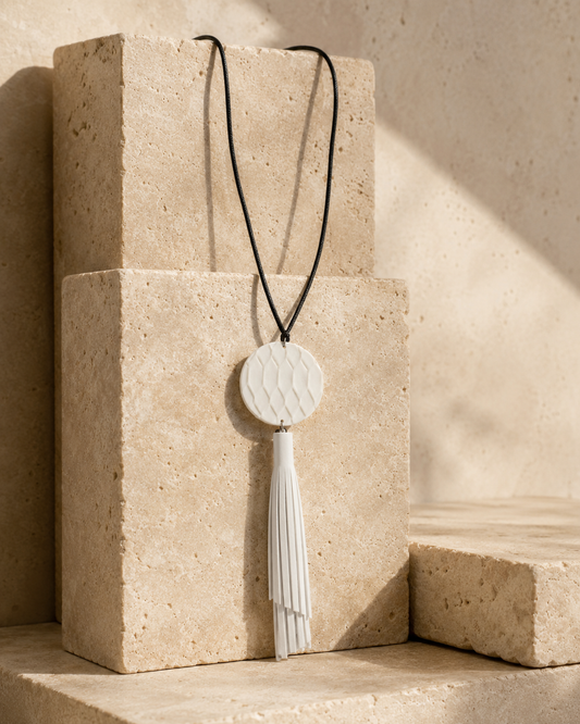 Collana artigianale con nappa in vera pelle bianca effetto pitone.