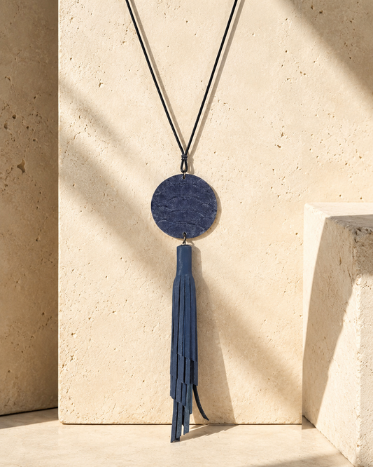 Collana artigianale con nappa in vera pelle blu effetto pitone.