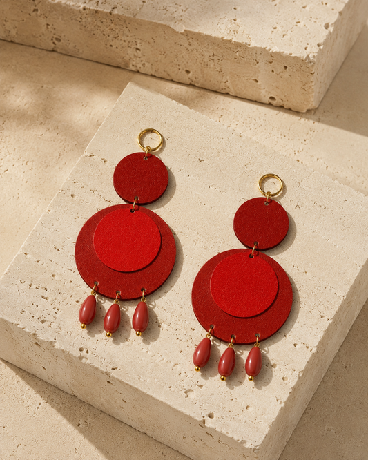 Orecchini pendenti gitani in vera pelle color rosso.