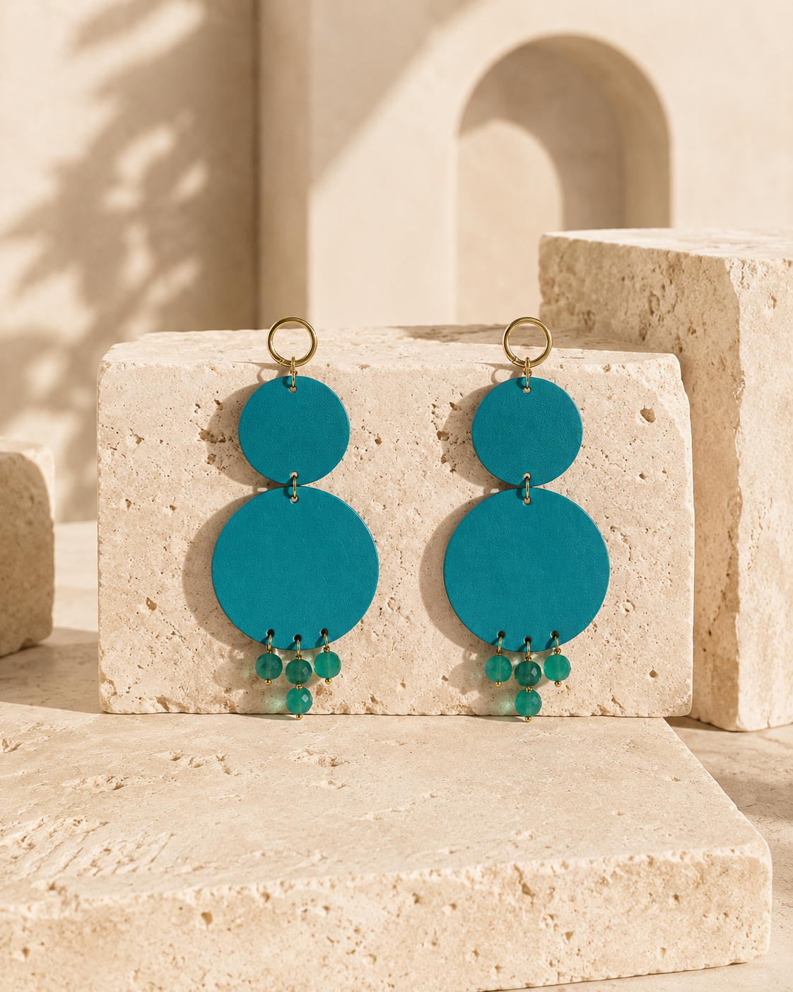 Orecchini pendenti gitani in vera pelle color tiffany.