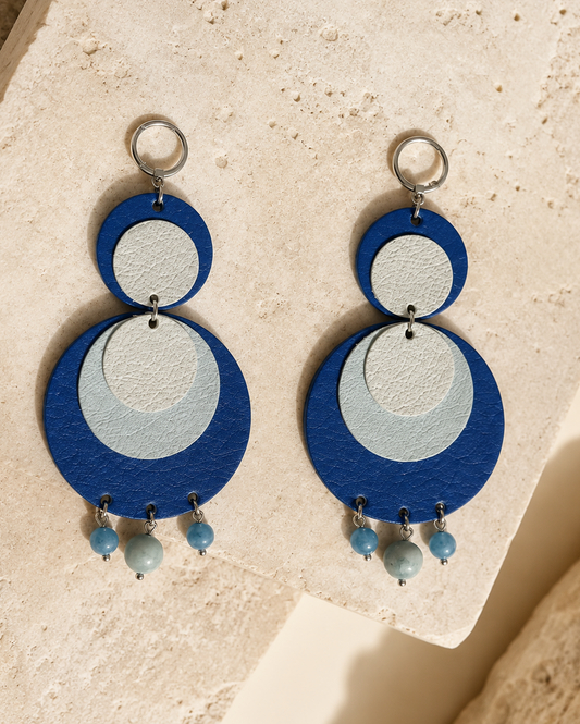 Orecchini pendenti gitani in vera pelle color blu.