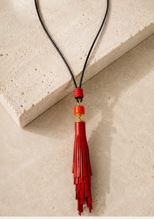 Collana artigianale con nappa in vera pelle color corallo.