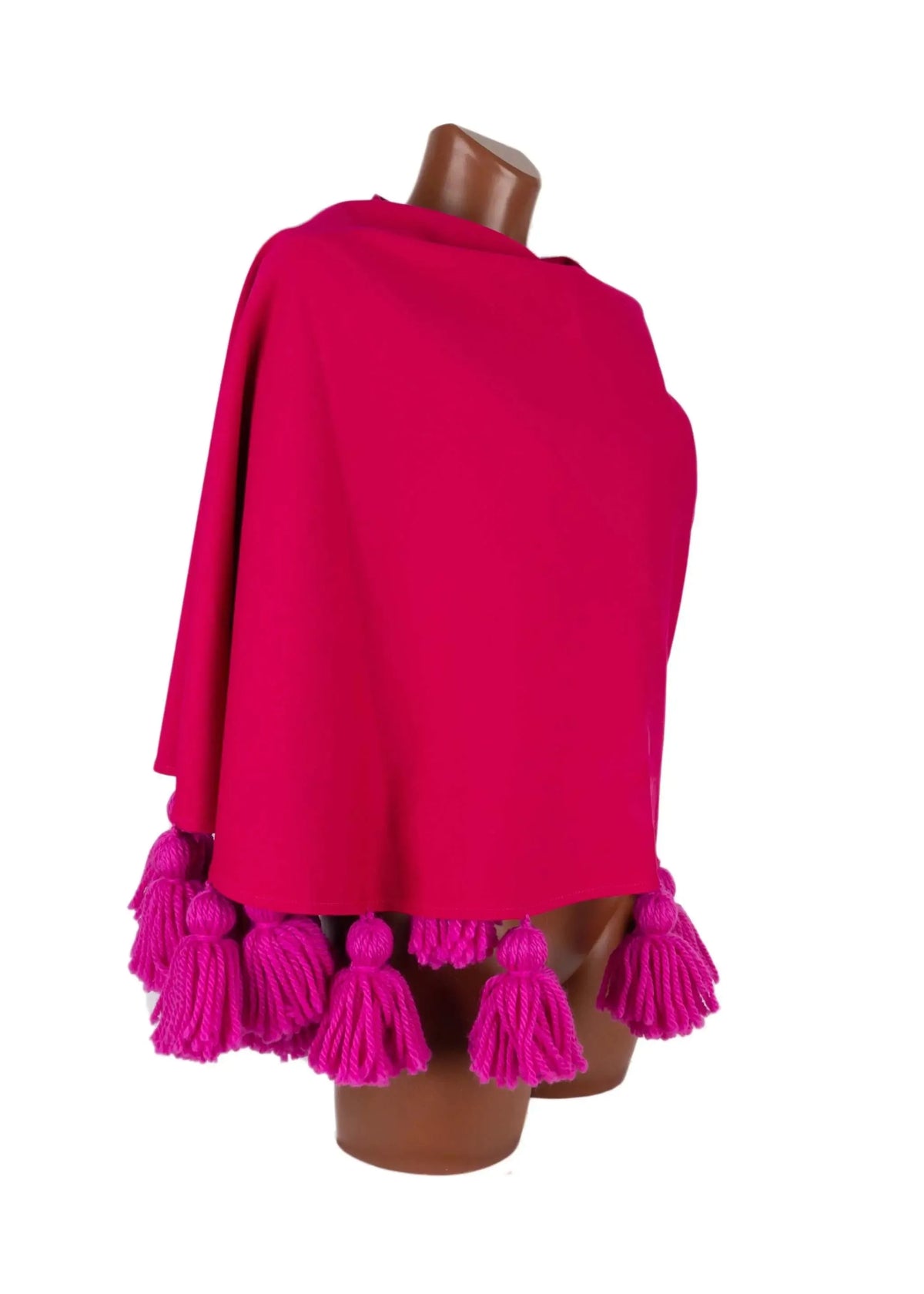 Mantella fucsia in viscosa con nappe in lana merino su manichino.
