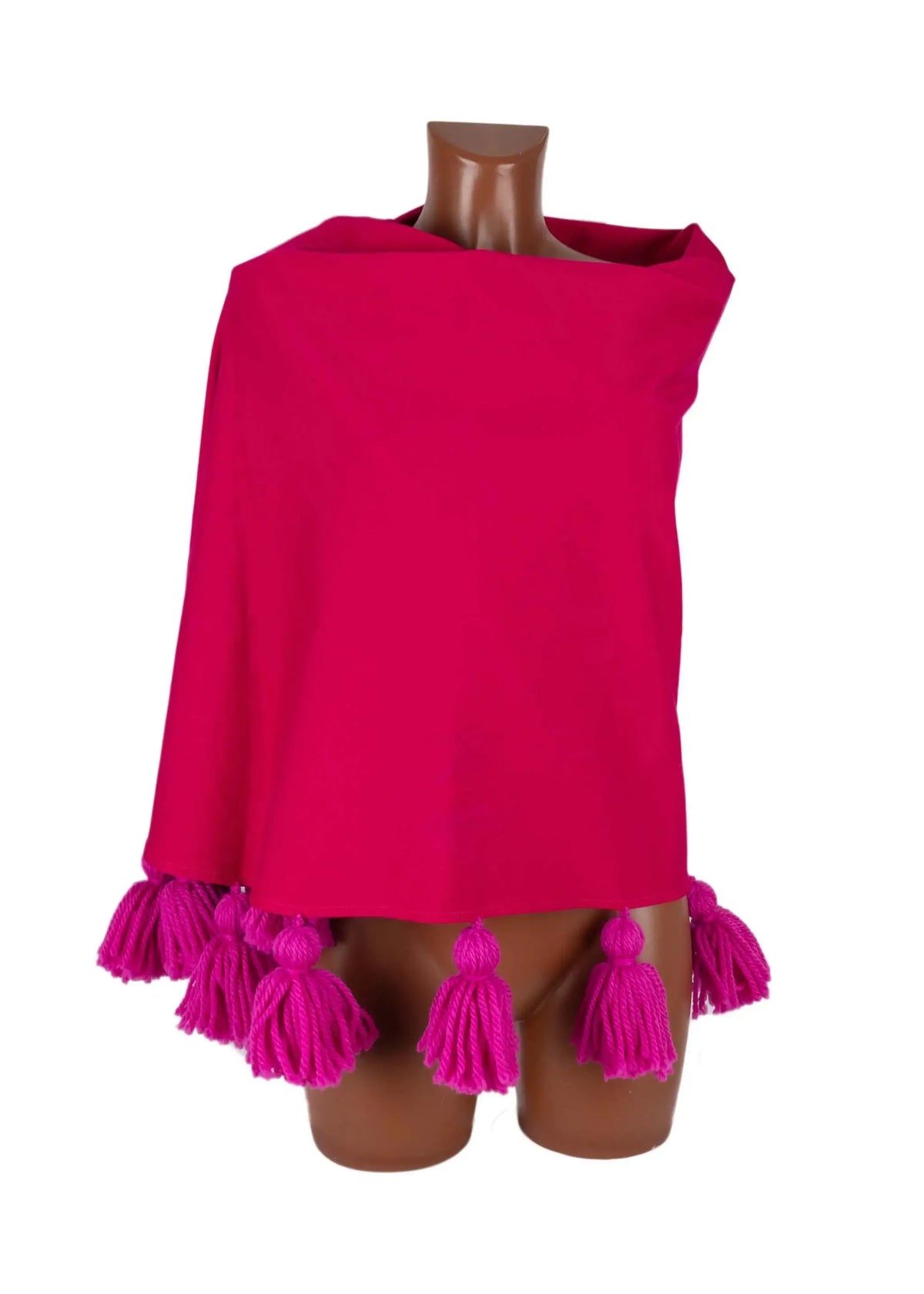 Mantella fucsia in viscosa punto Milano con nappe in lana merino su manichino.