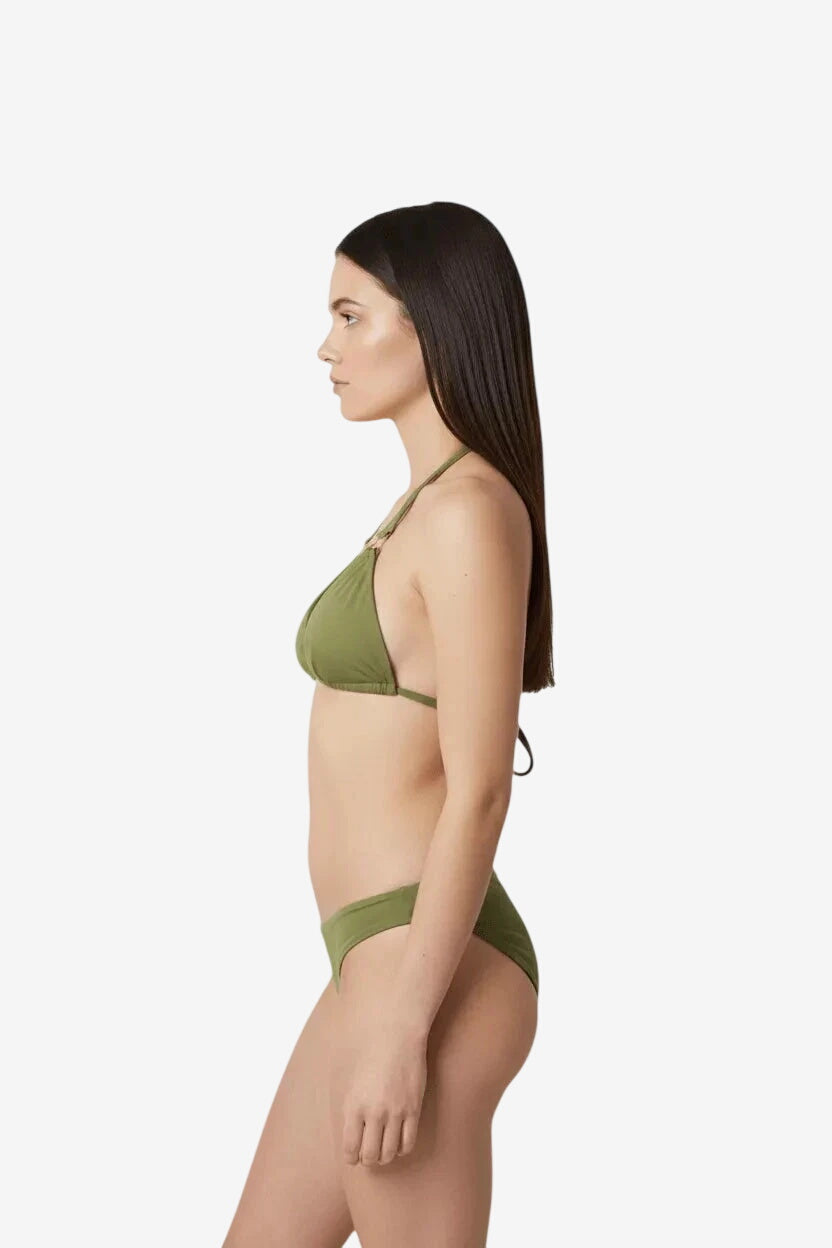 Modella di profilo indossa un bikini a triangolo color verde militare.