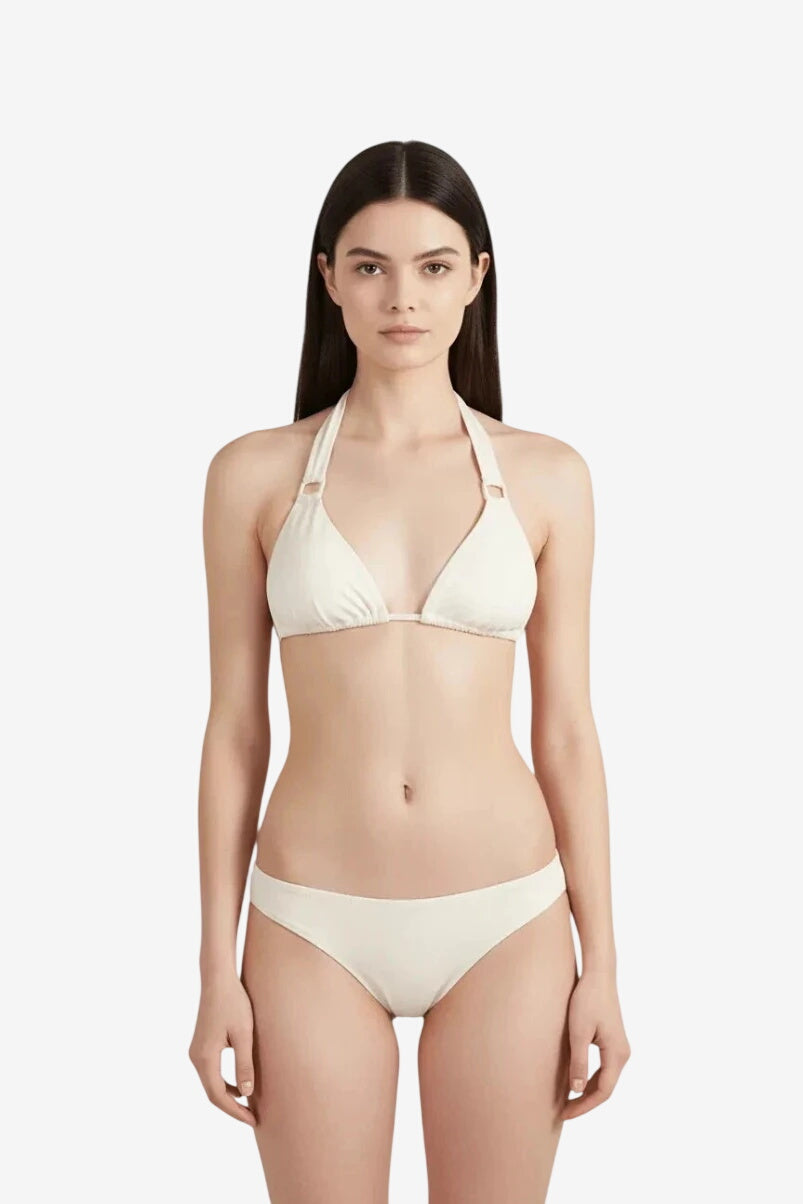 Modella indossa un bikini a triangolo color panna con slip coordinato.