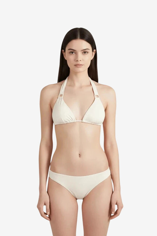 Modella indossa un bikini a triangolo color panna con slip coordinato.