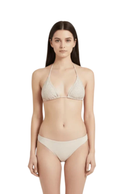 Modella che indossa un bikini a triangolo color crema con slip coordinato.