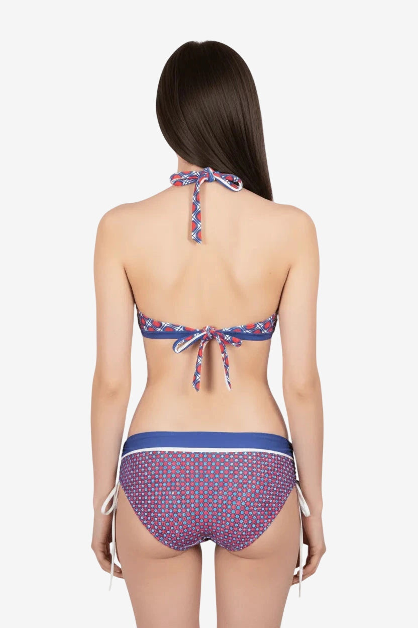Bikini triangolare con stampa geometrica rossa e blu e laccetti laterali.