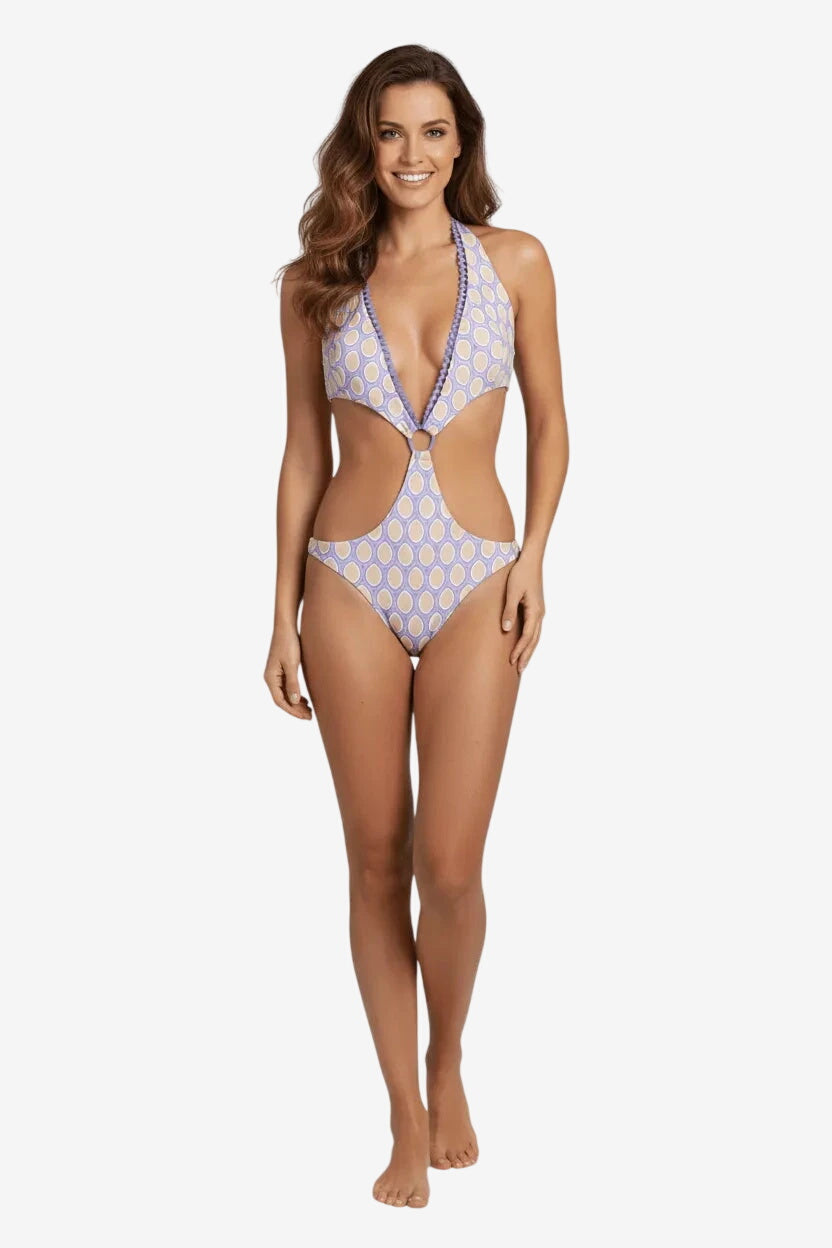Trikini intero con stampa geometrica color lavanda e beige e dettaglio ad anello centrale.