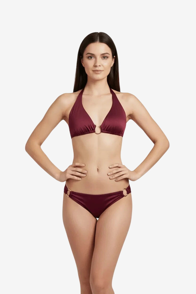 Bikini a vela color bordeaux con dettagli ad anello dorati su top e slip.