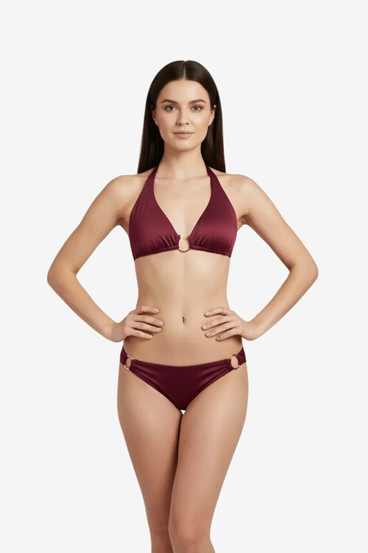 Bikini a vela color bordeaux con dettagli ad anello dorati su top e slip.