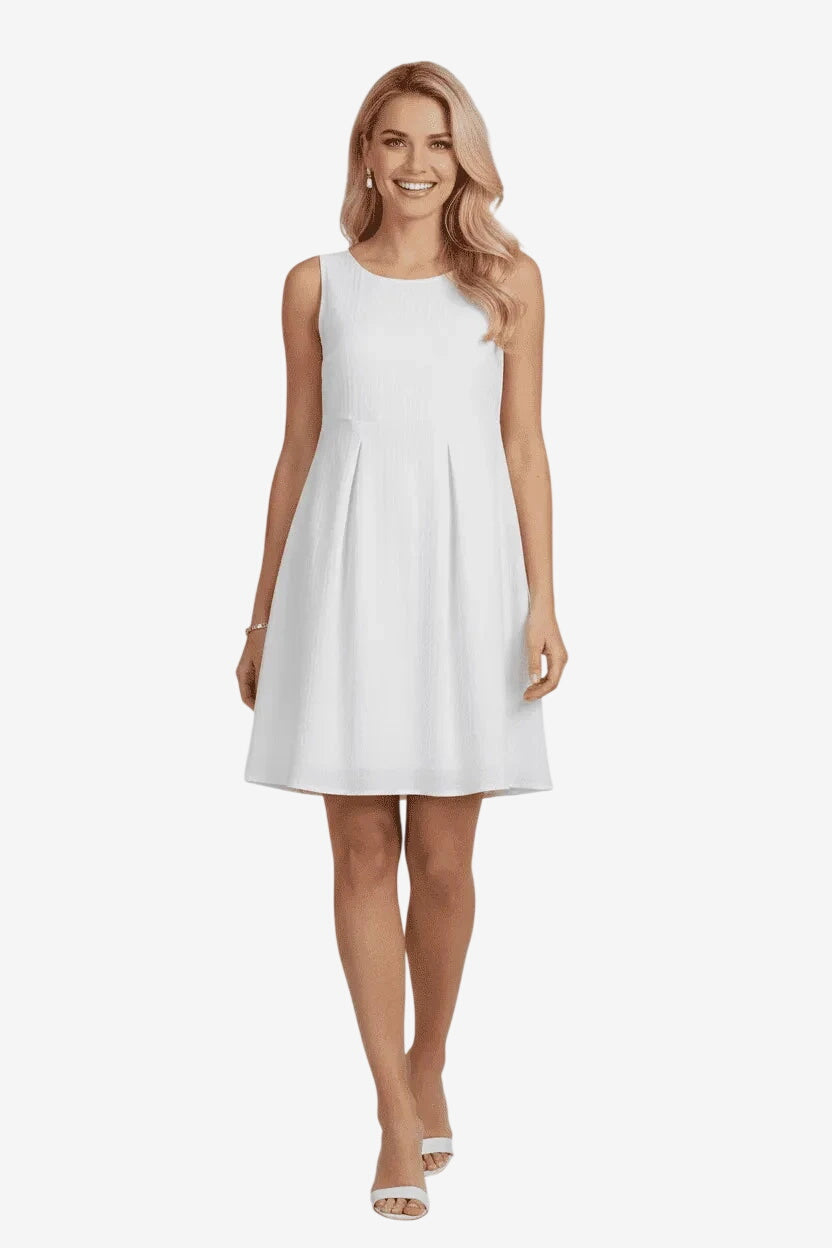 Abito midi smanicato bianco in lycra operata con linea svasata.