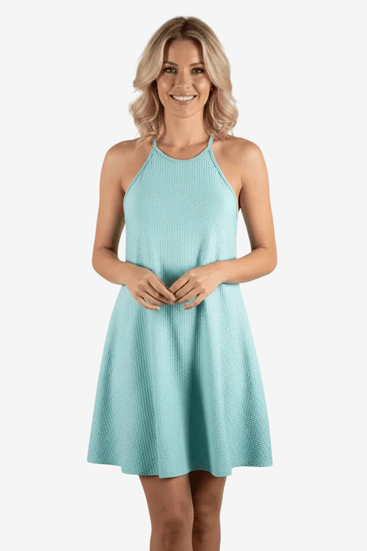 Abito corto turchese con collo americano e texture goffrata dal taglio svasato.