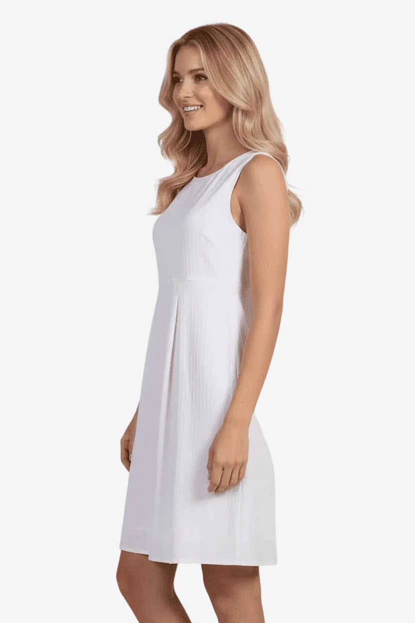 Abito midi smanicato Olivia Gold in lycra operata bianca con linea svasata.