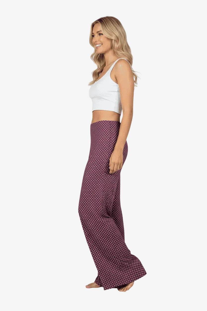 Pantalone palazzo da donna rosa con stampa geometrica e vestibilità fluida.